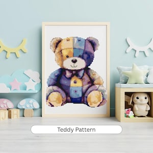Op de afbeelding: Een ingelijste kruissteekafbeelding met een patchwork teddybeer in blauw, geel en paars. De beer heeft een strikje en zit in een licht houten frame. De tekst "Teddy Pattern" staat eronder.