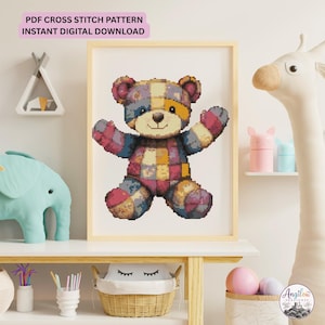 Könnte beinhalten: Ein gerahmtes Kreuzstichmuster mit einem Patchwork-Teddybären aus bunten Quadraten in Blau-, Lila-, Gelb- und Rosatönen. Der Text oben lautet PDF CROSS STITCH PATTERN INSTANT DIGITAL DOWNLOAD.
