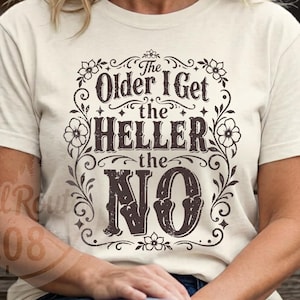 年を取るほど、もう快適じゃないカラーTシャツ | 面白い「Oh Hell No」ダメージ加工タイポグラフィTシャツ