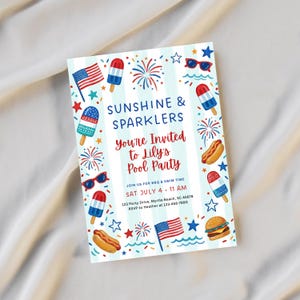 Peut inclure: Une invitation rectangulaire avec un fond &agrave; rayures bleu clair et blanc. L'invitation pr&eacute;sente des illustrations de glaces, de feux d'artifice, de lunettes de soleil, de hot-dogs, de hamburgers et de drapeaux am&eacute;ricains. Le texte dit "SUNSHINE & SPARKERS, You're Invited to Lily's Pool Party."