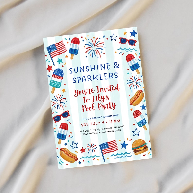 Peut inclure: Une invitation rectangulaire avec un fond &agrave; rayures bleu clair et blanc. L'invitation pr&eacute;sente des illustrations de glaces, de feux d'artifice, de lunettes de soleil, de hot-dogs, de hamburgers et de drapeaux am&eacute;ricains. Le texte dit "SUNSHINE & SPARKERS, You're Invited to Lily's Pool Party."