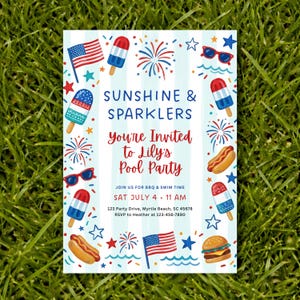 Peut inclure: Une invitation rectangulaire avec un fond bleu clair, avec le texte "SUNSHINE & SPARKLERS" et "You're Invited to Lily's Pool Party." Le design comprend des illustrations de glaces, de feux d'artifice, de lunettes de soleil et un drapeau am&eacute;ricain.