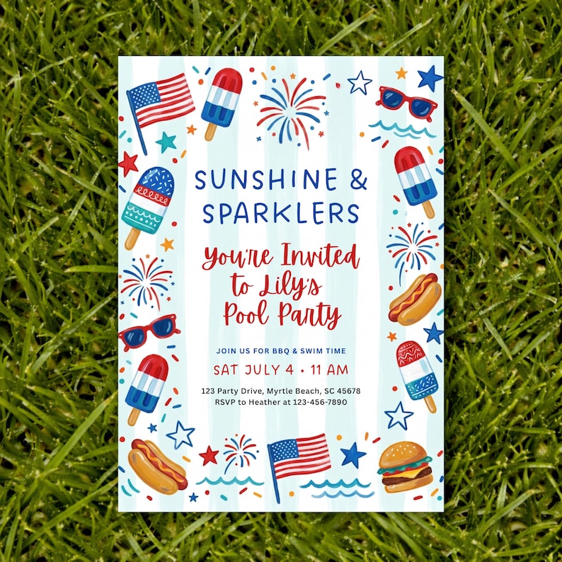Peut inclure: Une invitation rectangulaire avec un fond bleu clair, avec le texte "SUNSHINE & SPARKLERS" et "You're Invited to Lily's Pool Party." Le design comprend des illustrations de glaces, de feux d'artifice, de lunettes de soleil et un drapeau am&eacute;ricain.