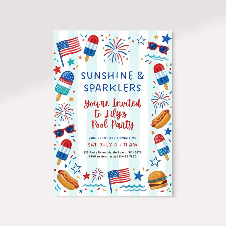 Peut inclure: Une invitation de f&ecirc;te sur le th&egrave;me patriotique. L'invitation pr&eacute;sente le texte "SUNSHINE & SPARKLERS" et "You're Invited to Lily's Pool Party". La conception comprend des illustrations de glaces, de feux d'artifice, de lunettes de soleil, de hot-dogs, de hamburgers et de drapeaux am&eacute;ricains.