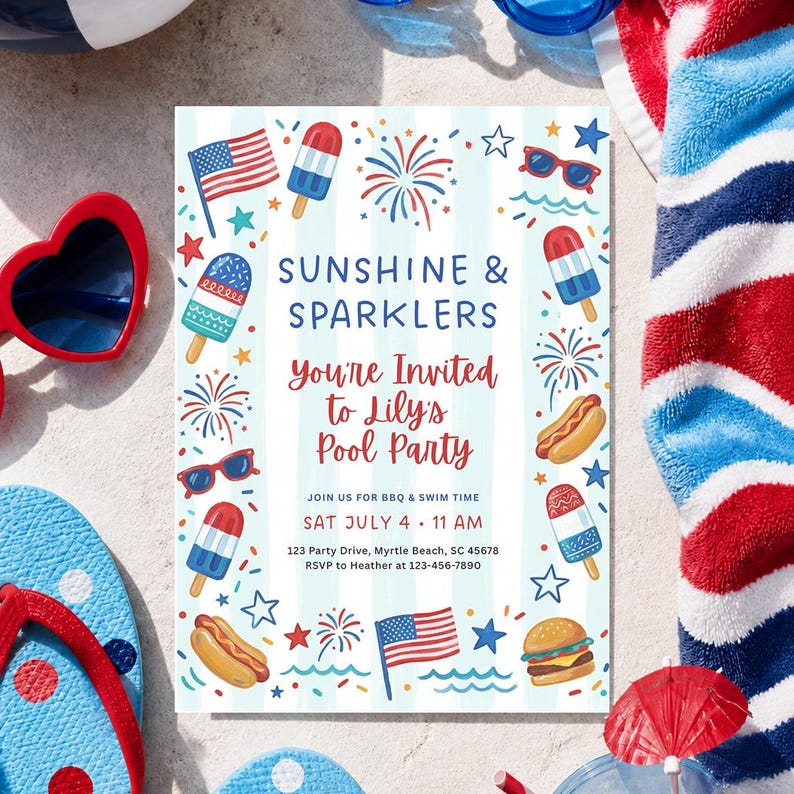 Peut inclure: Une invitation de f&ecirc;te sur le th&egrave;me patriotique. L'invitation pr&eacute;sente le texte "SUNSHINE & SPARKLERS You're Invited to Lily's Pool Party" avec des illustrations de glaces, de feux d'artifice et d'un drapeau am&eacute;ricain. L'invitation est entour&eacute;e d'une serviette de plage, de lunettes de soleil et de tongs.