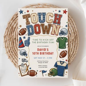 Könnte beinhalten: Eine rechteckige Geburtstagseinladungskarte mit dem Text TOUCH DOWN und DAVID'S 10TH BIRTHDAY. Das Design enthält Illustrationen von Footballs, Helmen, Trikots, einer Trillerpfeife, einem Klemmbrett und Sternen in Rot, Blau, Grün und Braun.