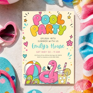 Könnte beinhalten: Eine farbenfrohe Poolparty-Einladung mit den Worten "Pool Party". Die Einladung enthält einen Flamingo-Schwimmer, einen Strandball und ein Glas Limonade. Der Text lautet "Splash into Summer with Us" und Details für Emily's House.