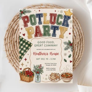 Op de afbeelding: Een rechthoekige uitnodigingskaart met de tekst POTLUCK PARTY in kleurrijke blokletters. Het bevat illustraties van een picknickmand, een glazen pot met groen, stervormige koekjes en een kom soep, geaccentueerd door hulst en sneeuwvlokken.