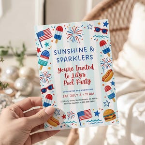 Peut inclure: Une carte d'invitation rectangulaire avec un fond &agrave; rayures bleues et blanches. La carte pr&eacute;sente des illustrations d'un drapeau am&eacute;ricain, de glaces, de feux d'artifice, de lunettes de soleil, d'un hot-dog et d'un hamburger. Le texte sur la carte se lit "SUNSHINE & SPARKLERS, vous &ecirc;tes invit&eacute;(e) &agrave; la Pool Party de Lily."