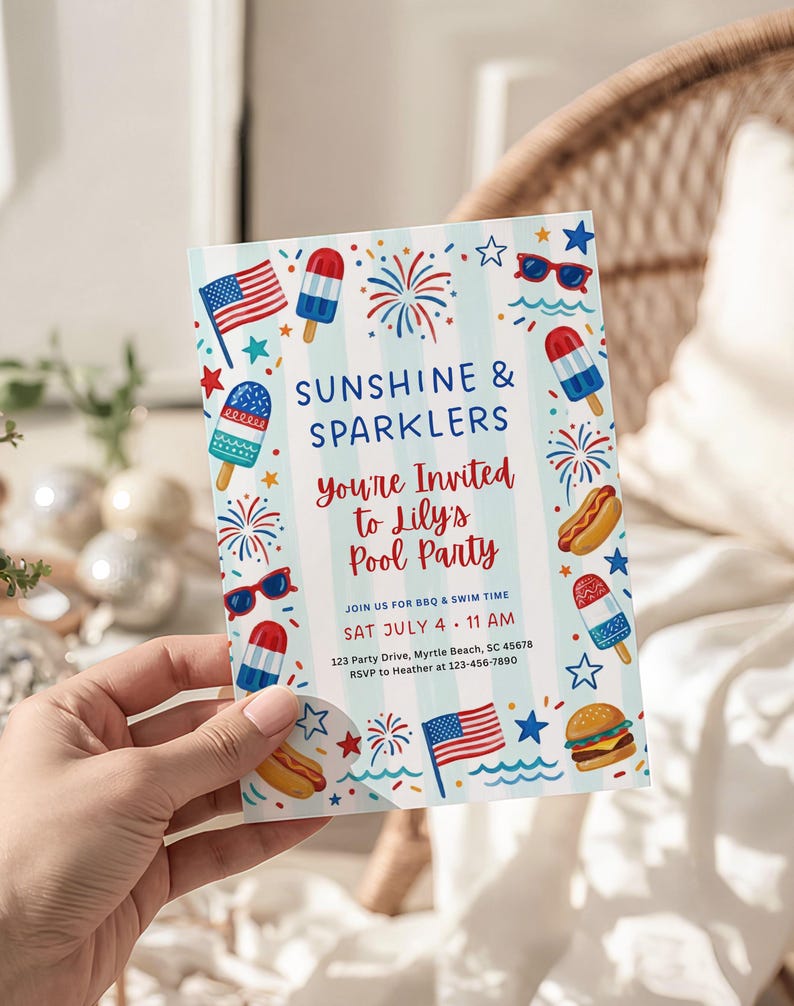 Peut inclure: Une carte d'invitation rectangulaire avec un fond &agrave; rayures bleues et blanches. La carte pr&eacute;sente des illustrations d'un drapeau am&eacute;ricain, de glaces, de feux d'artifice, de lunettes de soleil, d'un hot-dog et d'un hamburger. Le texte sur la carte se lit "SUNSHINE & SPARKLERS, vous &ecirc;tes invit&eacute;(e) &agrave; la Pool Party de Lily."