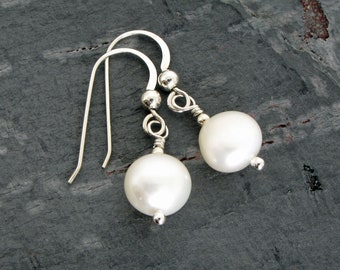 Boucles d'oreilles minimalistes en perles, boucles d'oreilles leviers en argent sterling ou or 14 carats, perles blanches, véritables perles d'eau douce, cadeau pour elle