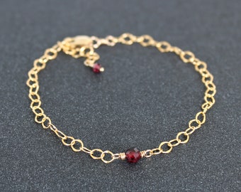 Granaat armband, goud gevuld, januari Birthstone armband, gouden granaat armband cadeau, sierlijke granaat armband, rode granaat armband voor haar