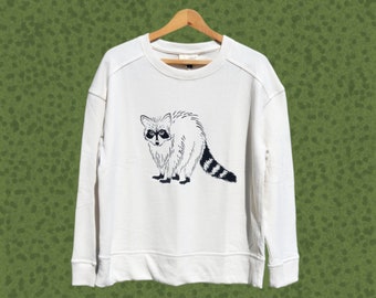 Trash Panda Waschbär Langarm Sweatshirt. Frauen. Elfenbein Weiss. Siebdruck. Rundhalsausschnitt. Baumwollmischung.