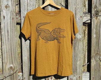 American Alligator Short Sleeve T-Shirt Womens Medium. Golden Yellow. Screen Printed. Cotton Modal Blend.