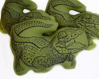 Pluszowa poduszka Gator Baby. Ręcznie ilustrowana, sitodrukowana i szyta. 100% bawełna. Ręcznie robiona. 13x9 cali