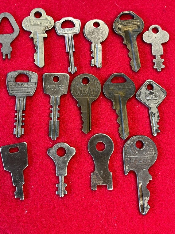 Collection of Vintage Random Unusual Keys - image 3