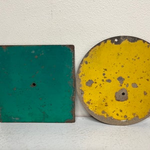 Juego de 2 señales de ferrocarril antiguas, de color verde y amarillo, rústicas y destartaladas