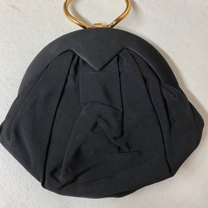 Cartera de mano vintage de tela negra o azul oscuro con asa en tono dorado