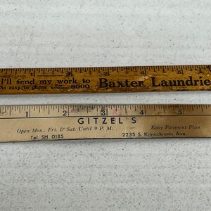Ensemble de 2 règles publicitaires vintage en bois pour Baxter Laundries et Gitzel's Furniture en carton