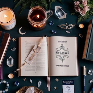 Pode incluir: Uma composição em fundo verde escuro com um livro aberto, um marcador dourado, velas, cristais e flores. O livro apresenta o texto "HOGYNOOK" e "FANTASY BUNDLE". Também presentes, uma lua e estrelas.
