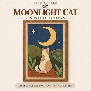 Può includere: Un modello Kinusaiga intitolato Moonlight Cat che raffigura un gatto calico seduto su una collina sotto una luna crescente gialla e stelle. L'opera incorniciata mostra un cielo notturno blu scuro, colline verdi e fogliame. Il testo include Line & Fiber, Moonlight Cat, Kinusaiga Pattern, Digital PDF and PNG, A4, A3, US Letter.
