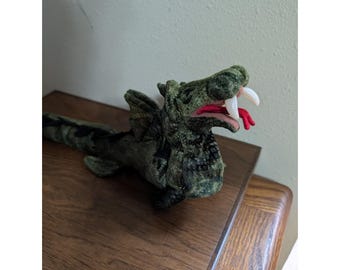 Marioneta de mano de serpiente marina Folkmanis, peluche raro, monstruo dragón verde de 21 pulgadas.