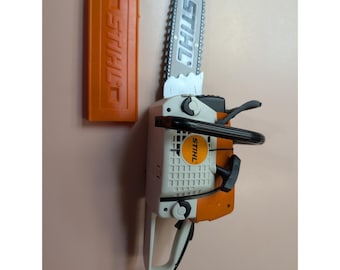 Motosierra de juguete STIHL para niños, funciona con pilas, cadena giratoria y sonido.