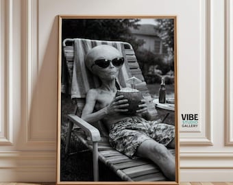 Póster divertido de extraterrestre: foto de OVNI en blanco y negro, arte mural surrealista de ciencia ficción (descarga digital)
