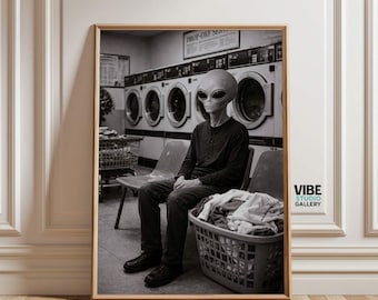 Lustiges Alien Waschsalon Poster: Surreales schwarz & weisses UFO Foto (Digitaler Download)