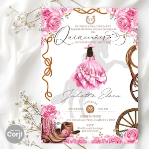 Puede incluir: Una invitación de Quinceañera con un diseño floral rosa y blanco. La invitación presenta una ilustración en acuarela de una niña con un vestido rosa, una silueta de caballo y detalles decorativos de cuerda. El texto incluye los nombres de los padres, el nombre de la hija y los detalles del evento.