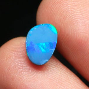 Doblete de ópalo azul australiano Mermaidcore • Gema orgánica en forma de guijarro de 2 quilates para joyería Ocean Indie y Y2K (9x6x3 mm)
