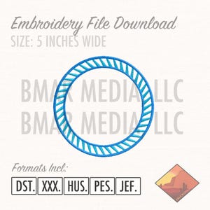 Può includere: Un disegno a cerchio ricamato blu, largo 12,7 cm, con un bordo strutturato. L'immagine include il testo "Download file ricamo" e le opzioni di formato file: DST, XXX, HUS, PES e JEF.