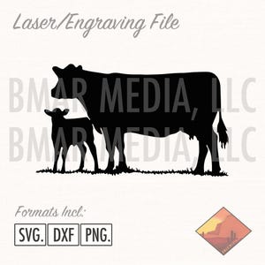 Puede incluir: Silueta negra de una vaca y un ternero de pie uno al lado del otro. La imagen es para corte o grabado láser. El texto "Laser/Engraving File" está en la parte superior de la imagen. El texto "Formats Incl: SVG. DXF PNG." está en la parte inferior de la imagen.