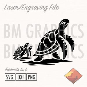 Puede incluir: Archivo de grabado láser en blanco y negro que representa una tortuga marina madre y dos crías. La imagen incluye el texto "Laser/Engraving File" y "Formats Incl: SVG. DXF. PNG."