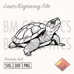 Puede incluir: Dibujo lineal en blanco y negro de una tortuga, un archivo de grabado láser. La tortuga se representa de perfil, con detalles de la concha y texturas de la piel. La imagen incluye el texto "Laser/Engraving File" y "Formats Incl: SVG, DXF, PNG."