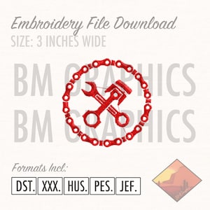 Może przedstawiać: Czerwone pobieranie pliku haftu z projektem klucza i tłoka, otoczone łańcuchem. Tekst brzmi "Embroidery File Download" i "ROZMIAR: 7.6 cm SZEROKOŚCI". Zawiera formaty DST, XXX, HUS, PES i JEF.