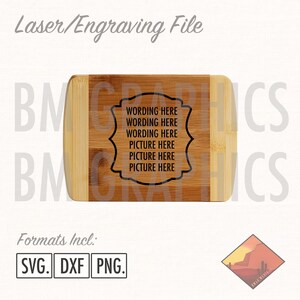 Puede incluir: Tabla de cortar rectangular de bambú con centro marrón oscuro y laterales marrón claro. El centro tiene un marco decorativo negro con las palabras "WORDING HERE" y "PICTURE HERE". Las palabras "Laser/Engraving File" están en la parte superior.