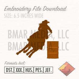 Puede incluir: Una silueta marrón de una persona montando un caballo alrededor de un barril. La imagen es para una descarga de archivo de bordado. El archivo tiene 6,5 pulgadas de ancho e incluye los siguientes formatos: DST, XXX, HUS, PES, JEF.