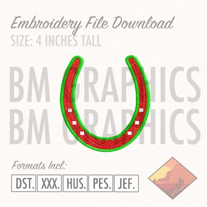Könnte beinhalten: Ein rotes und grünes Hufeisen-Stickdateidownload, ca. 10 cm hoch. Das Design enthält weiße quadratische Akzente. Das Bild enthält auch den Text "Embroidery File Download" und "Formats Incl: DST. XXX. HUS. PES. JEF."