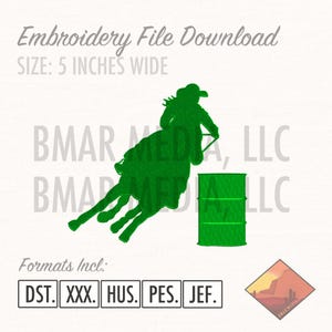 Puede incluir: Diseño de bordado en silueta verde de un corredor de barriles montando un caballo alrededor de un barril. El diseño tiene 5 pulgadas de ancho e incluye los siguientes formatos de archivo: DST, XXX, HUS, PES, JEF.