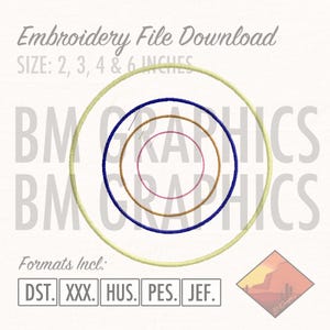 Op de afbeelding: Een borduur bestand download afbeelding met vier concentrische cirkels in geel, blauw, bruin en roze. De maten zijn 5, 7.6, 10.2 en 15.2 cm. De tekst "Embroidery File Download" en "Formats Incl: DST. XXX. HUS. PES. JEF." zijn ook opgenomen.