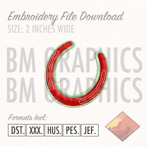 Könnte beinhalten: Ein rotes Hufeisen-Stickdesign, 5,08 cm breit, mit einem hellgrünen Rand und weißen Nähten. Das Bild enthält den Text "Embroidery File Download" und die Dateiformate DST, XXX, HUS, PES und JEF.
