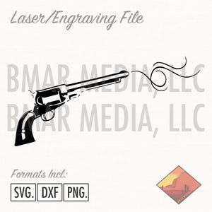 Op de afbeelding: Zwart-witte silhouet van een revolver met rook uit de loop. De afbeelding bevat de tekst "Laser/Engraving File" en "Formats Incl: SVG. DXF PNG."
