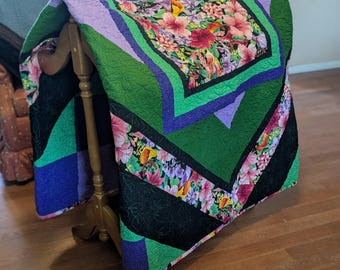 Big Bold Hibiscus floral quilt---Q404