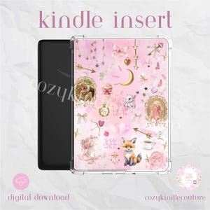 Puede incluir: Inserto rosa para Kindle con una funda transparente. El inserto presenta un diseño caprichoso con ilustraciones de un zorro, lazos, flechas y una luna creciente. El texto incluye "kindle insert", "digital download" y "cozykindlecouture".