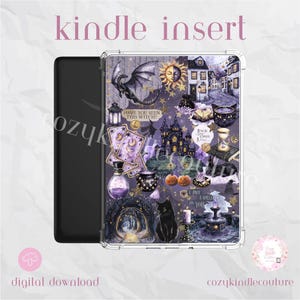 Może przedstawiać: Przezroczysta wkładka do etui Kindle z fioletowym fantazyjnym wzorem. Projekt zawiera czarnego kota, smoka, słońce, zamek, karty tarota oraz tekst "HAVE YOU SEEN THIS WITCH?" i "ONCE UPON A TIME". U góry znajduje się napis "kindle insert".