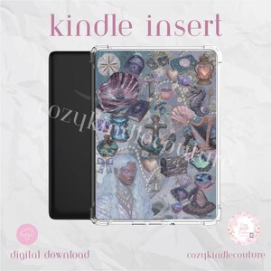 Op de afbeelding: Een doorzichtige Kindle-hoes met een grillig ontwerp met een zeemeerminachtige figuur, schelpen, een anker en andere nautische elementen. De woorden "kindle insert" staan bovenaan. De woorden "digital download" staan onderaan.