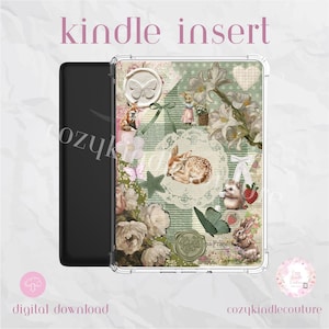 Puede incluir: Inserto para Kindle transparente con un diseño caprichoso. El inserto presenta un collage de ilustraciones florales y del bosque, incluyendo un cervatillo durmiente, mariposas y un conejo. El texto "kindle insert" está en la parte superior.