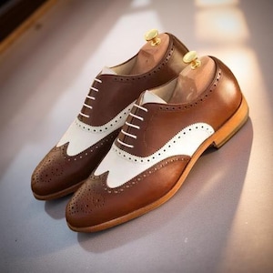 New Men&#39;s Fashion Hand Made Two Tone Reddish Brown Leather & White Leather Wing Tip Lace up Oxford Brogue Formal Men&#39;s Dress Shoes