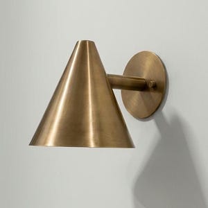 Aplique de pared cónico de latón, luminaria moderna de mediados de siglo, lámpara minimalista de latón
